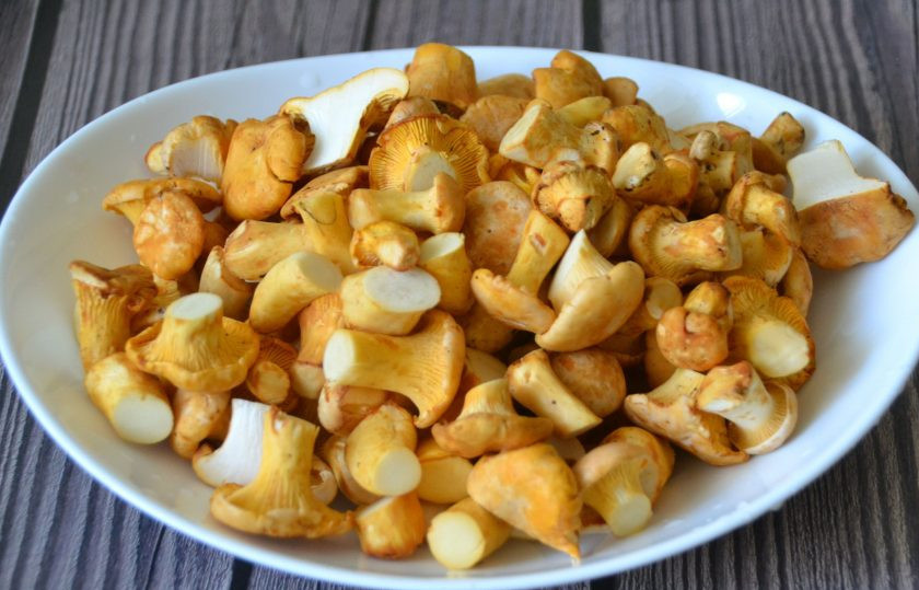 1. Этап. Лисички с картошкой жареные в сметане: Тщательно промойте лисички, порежьте крупные на кусочки, мелкие оставьте целиком.