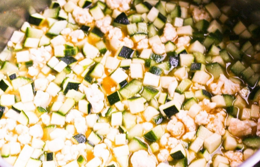 1. Этап. Аджика огуречная на зиму: 3. Теперь просто перемещаем все овощи в кастрюлю, заливаем уксусом, пусть на мелком огне варятся. Будет 