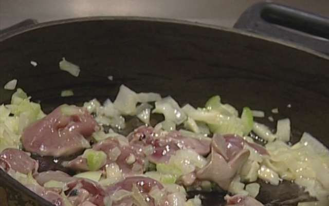 1. Этап. Ризотто с печенью: Когда лук станет прозрачным, добавляем порезанную кубиками куриную печень. Перчим и жарим 2-3 минуты.