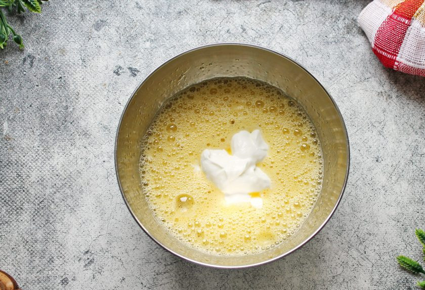 1. Этап. Шоколадные кексы из кокосовой муки: Выложите в миску с яичной массой сметану.