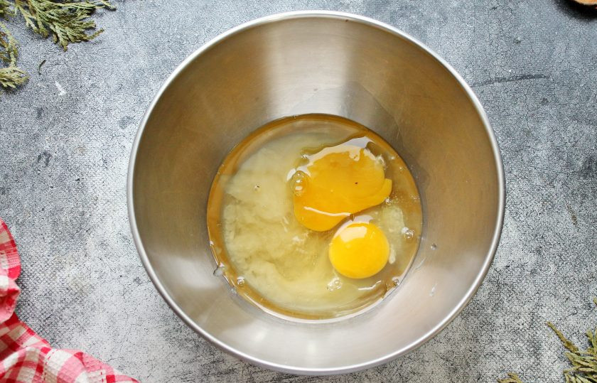 1. Этап. Маффины из миндальной муки: Включите духовку разогреваться до температуры 180 градусов. В миску налейте растительное масло, добавьте мед, вбейте в жидкость яйца и хорошо взбейте венчиком.