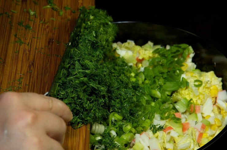 1. Этап. Салат с кукурузой и крабовыми палочками: Потом промойте и мелко нашинкуйте укроп с луком. Всыпьте зелень к остальным ингредиентам.