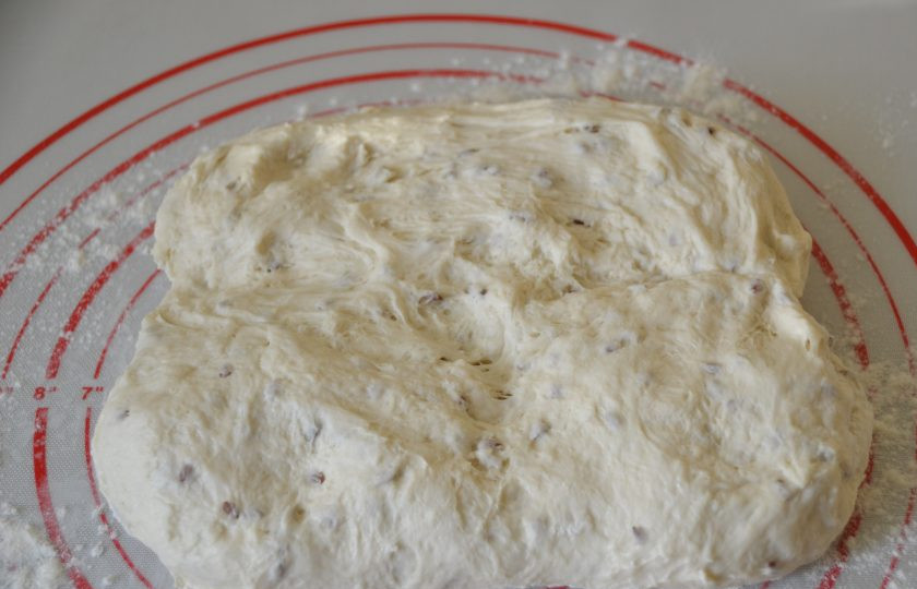 1. Этап. Хлеб на кефире на дрожжах: Через 2 часа расстойки выложите тесто на стол, припыленный мукой, растяните его в пласт.