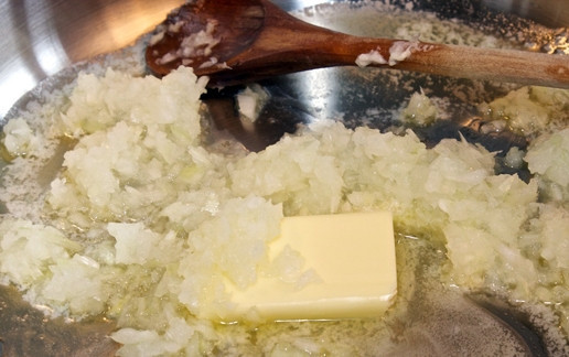 1. Этап. Пирожки с капустой на сдобном тесте: 13. В большой сковороде обжарьте капусту с луком и добавьте туда 50 грамм сливочного масла, посолите и поперчите.