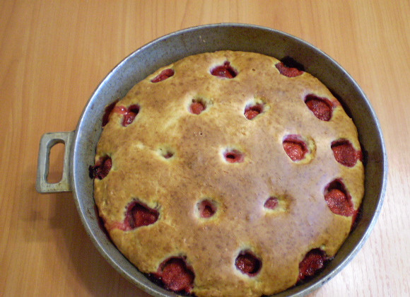 1. Этап. Клубничный пирог на кефире: 8. Выпекаем пирог 35 минут, проверяем на готовность сухой спичкой.