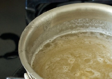 1. Этап. Домашние низкоуглеводные маршмеллоус: Нагреваем в кастрюльке оставшуюся воду, растворяем в ней сахарозаменитель. Добавляем желатин, нагреваем, помешиваем до полного растворения желатина. Не доводите до кипения!