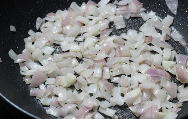 1. Этап. Баттер панир масала: 1. Так как приготовить баттер панир масала можно только в несколько этапов, обо всем расскажу подробно и по порядку. Для начала очистите лук, измельчите его кубиками и выложите на сковороду с разогретым растительным маслом.