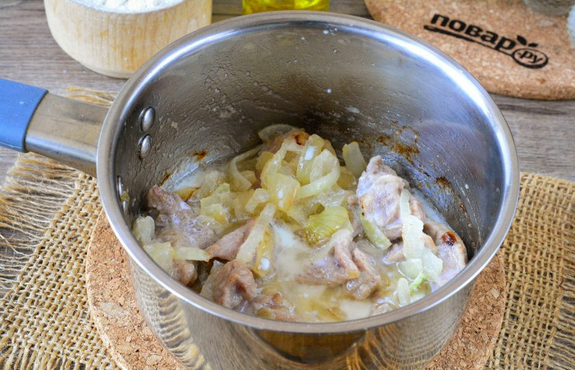 1. Этап. Гуляш по-мароккански: Влейте сливки и добавьте кусочек сливочного масла для вкуса. Посолите, поперчите и тушите телятину 30-35 минут на медленном огне под крышкой.