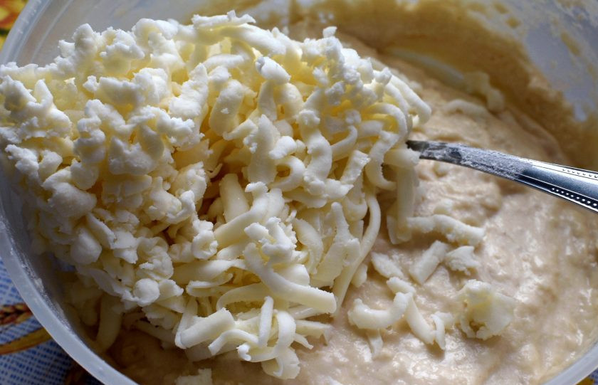 1. Этап. Воздушные сырные вафли: Адыгейский сыр натрите на крупной терке и вмешайте в тесто. Дайте тесту постоять минут 15.