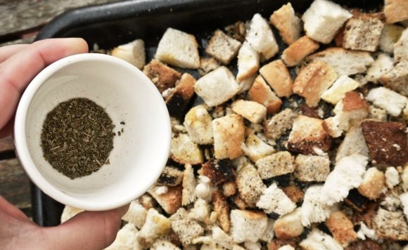 1. Этап. Сухари для салата: Добавляем соль, перец, другие сухие специи (по желанию).