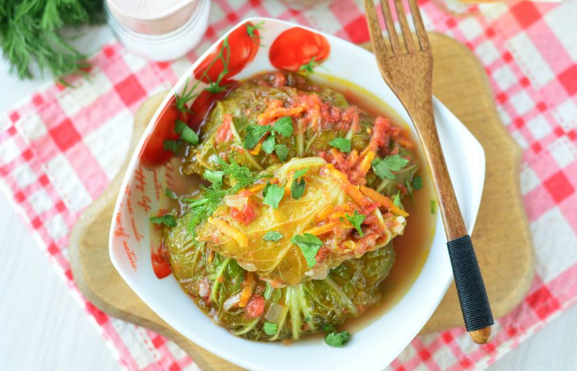 1. Этап. Вегетарианские голубцы из пекинской капусты: Подавайте к столу в горячем виде.