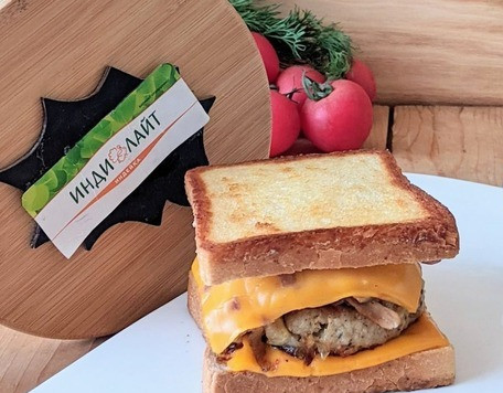 1. Этап. Сэндвич «Патти Мелт» с индейкой: Подаём сэндвич с горчицей. При подаче по желанию разрезаем пополам. Приятного аппетита!