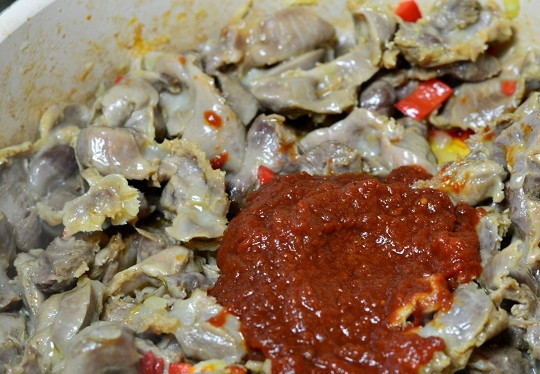 1. Этап. Рагу из куриных желудков: 3. Когда желудочки станут мягкими, добавьте томатную пасту или домашний соус. Всыпьте муку, посолите еще при необходимости, добавьте специи по вкусу.