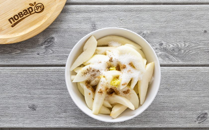 1. Этап. Соус из груш на зиму: Добавьте сахар, корицу, мускатный орех и мелко натертый имбирь. Перемешайте и оставьте на 10-15 минут постоять, чтобы груши пустили сок.