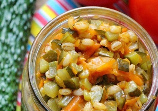 1. Этап. Заправка для рассольника с перловкой на зиму: Кипящую заготовку для рассольника разложите по стерилизованным банкам и закатайте. Банки укутайте до полного остывания, чтобы не ошибиться, я жду сутки.