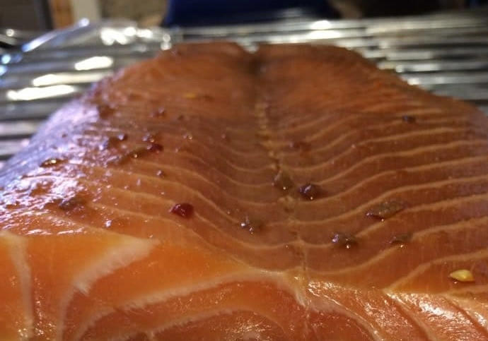 1. Этап. Маринад для копчения рыбы: 2. Расстелите фольгу и положите на нее решетку, достаньте рыбку из маринада и выложите на решетку спустя 8 часов, оставьте еще на 4 часа, чтобы образовалась тонкая пленка.