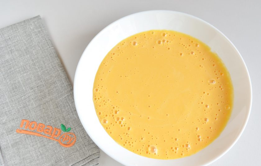 1. Этап. Творожно-тыквенная запеканка с маком: 10. Теперь сделайте заливку для запеканки: смешайте тыквенное пюре, сметану, сахар и яйцо.