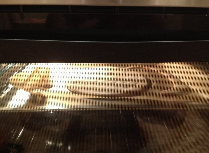 1. Этап. Медовик с черносливом: 2. На присыпанном мукой столе раскатайте каждую часть теста, должен получиться пласт, толщиной 0,5 см. Сверху положите тарелку и обрежьте по ее краям ножом, чтобы наши коржи были равными. Обрезки не выкидывайте. Раскатывать тесто надо быстро. Запекаем коржи на застеленном пергаментом противне при температуре 200 градусов в течение 5 минут.