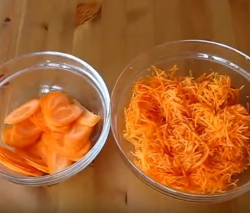 1. Stage. Fish cake: For cooking, use a tall cupcake or bread pan, cover with parchment and a little butter. Cut one carrot into plates and grate the rest on a Korean carrot grater.