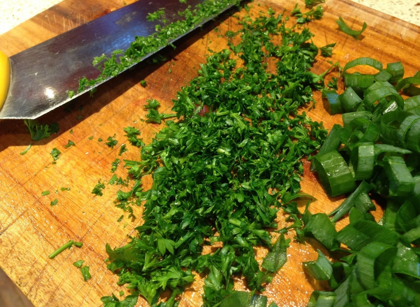 1. Этап. Томатная подлива: Свежую зелень порубите мелко.