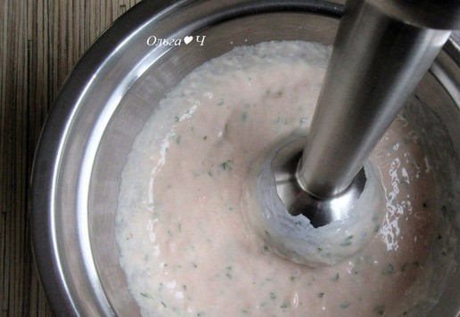 1. Этап. Закусочные ватрушки с индейкой: Доведите до однородности с помощью погружного блендера.