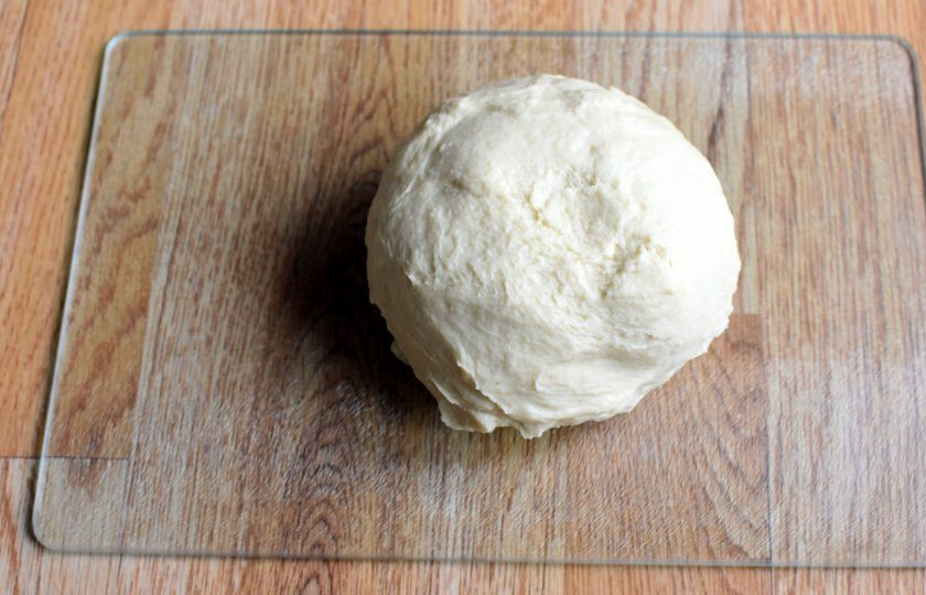 1. Этап. Ленивые пельмени в духовке: Просейте муку, добавьте соль, смесь воды и молока, влейте масло и замесите плотное тесто. Дайте тесту отлежаться под салфеткой 20-25 минут.