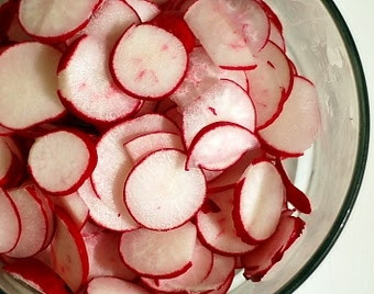 1. Этап. Салат из редиски и огурцов: Нарезаем редиску тонкими кружочками.