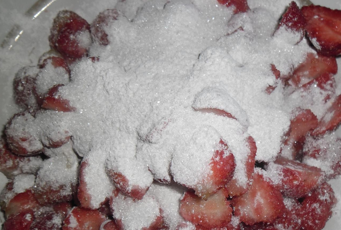 1. Этап. Клубнично-банановый пирог: Клубнику промываем и перебираем, разрезаем на половинки. Смешиваем ягоды с сахаром.