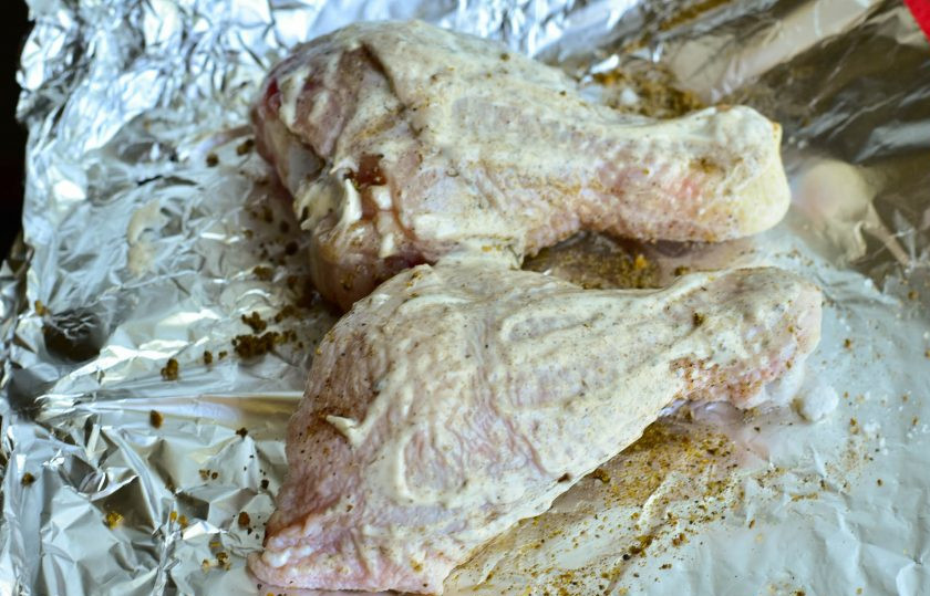 1. Этап. Куриные ножки с черносливом: Смажьте ножки майонезом или сметаной.