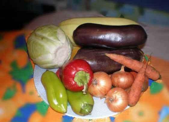 1. Этап. Рагу из баклажанов и кабачков: Приготовим все овощи. Хорошенько их промоем и нарежем кубиками.