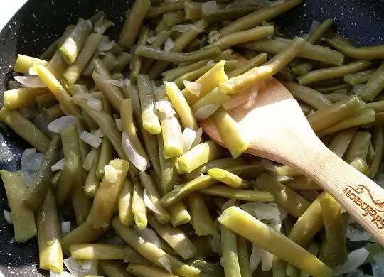 1. Этап. Лобио классическое: 4. Добавьте отварную фасоль и немного обжарьте.