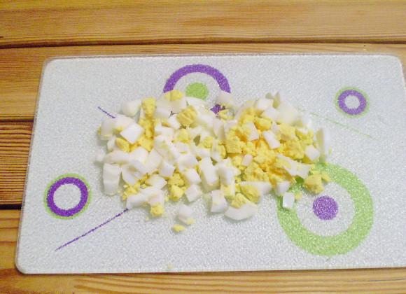 1. Этап. Салат к пельменям: 3. Яйцо нарезаем кубиками.