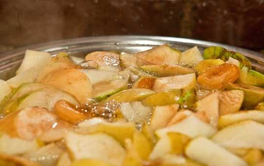 1. Этап. Компот из яблок и кураги: 4. Доведите напиток до кипения, а потом варите 3 минуты.