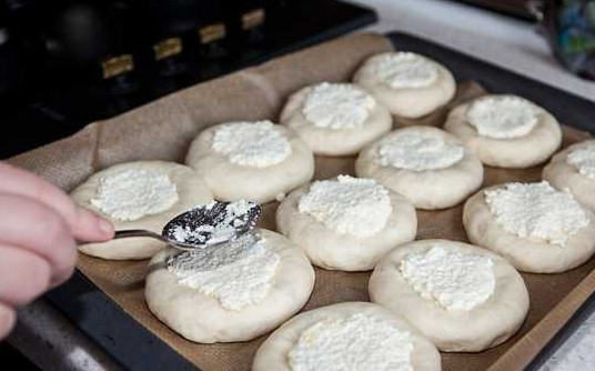 1. Этап. Королевские ватрушки с творогом: 9. Разложите начинку аккуратно, плотно прижимая ложкой.