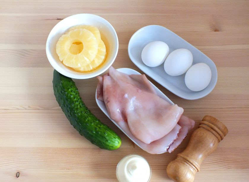 1. Этап. Салат из кальмаров, ананасов и огурцов: Подготовьте необходимые ингредиенты.