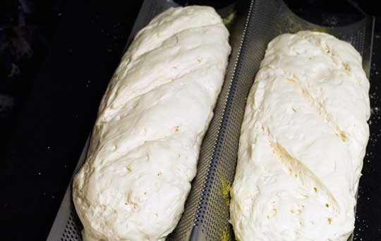 1. Этап. Французский багет в духовке: Оставьте тесто на 40 минут-1 час, чтобы оно увеличилось вдвое.