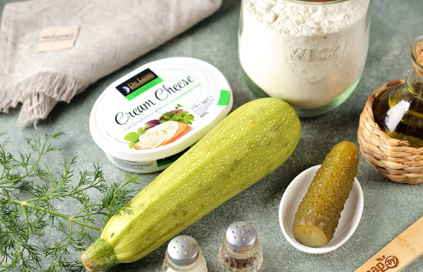 1. Этап. Рулетики из кабачков с огуречно-сырной начинкой: Для приготовления рулетиков из кабачков с огуречно-сырной начинкой подготовьте все необходимые ингредиенты. Кабачок и укроп помойте и вытрите насухо бумажными салфетками.