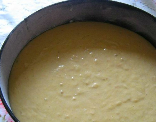 1. Этап. Коврижка банановая постная: Берем глубокую посуду для выпекания. Смазываем ее маслом. Выливаем туда получившуюся смесь. Ставим в разогретую до 180 градусов духовку на полчаса.