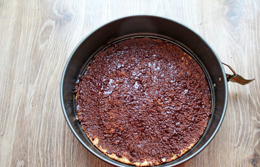 1. Этап. Торт Риго Янчи: В форму выложите нижний корж и промажьте его шоколадной массой.