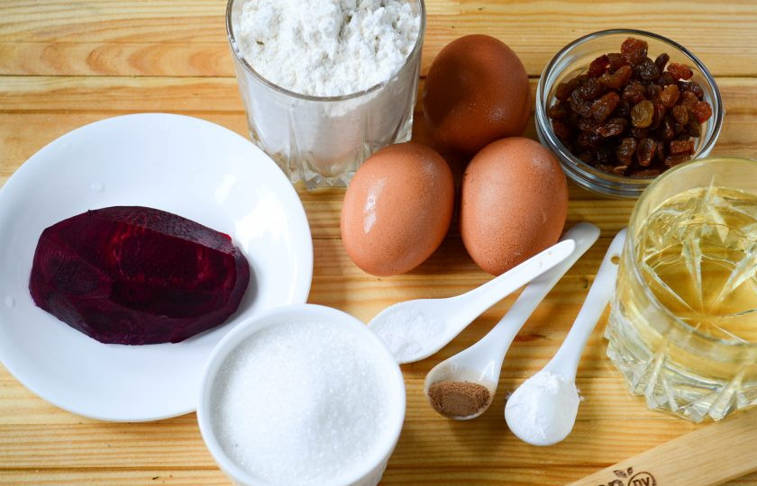 1. Этап. Свекольный кекс: Подготовьте все необходимые ингредиенты. Свеклу в кожуре отварите до готовности, очистите и натрите на мелкой терке.