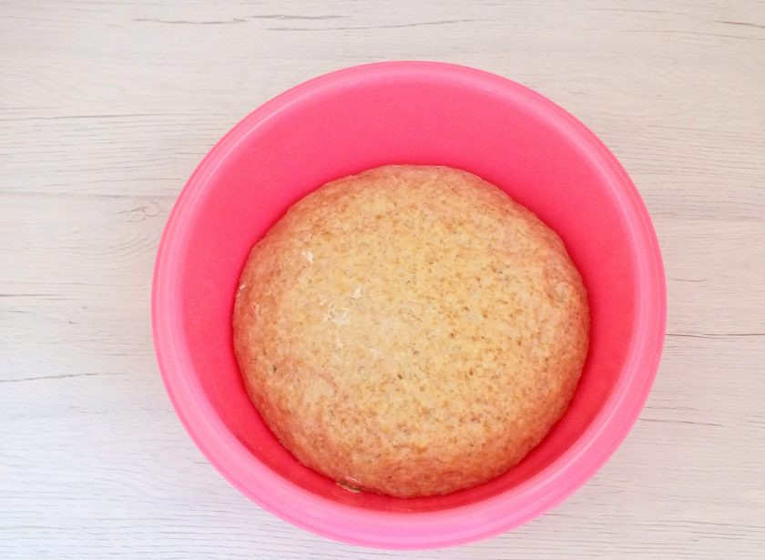 1. Этап. Булочки с отрубями: По истечении времени сделайте обминку и оставьте еще на 1 час в теплом месте.