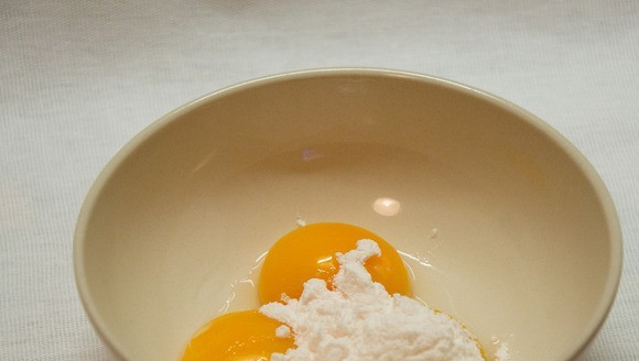 1. Этап. Нокерльн: 3. Желтки немного взобьем венчиком вместе с сахарной пудрой. Можно добавить ванильный сахар.