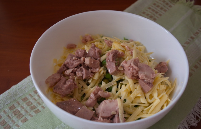 1. Этап. Салат с печенью трески и яйцом: Откройте банку консервированной печени трески. Слейте масло. Саму печень добавьте в салат.