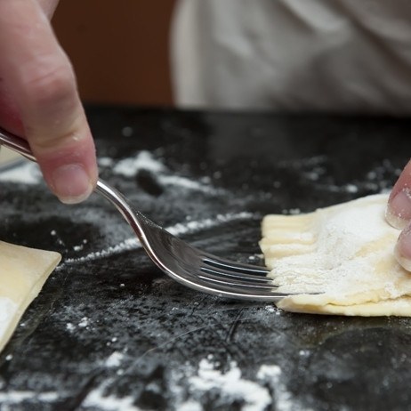 1. Этап. Равиоли с сыром: 11. Открытые концы равиоли скрепляем вилкой.