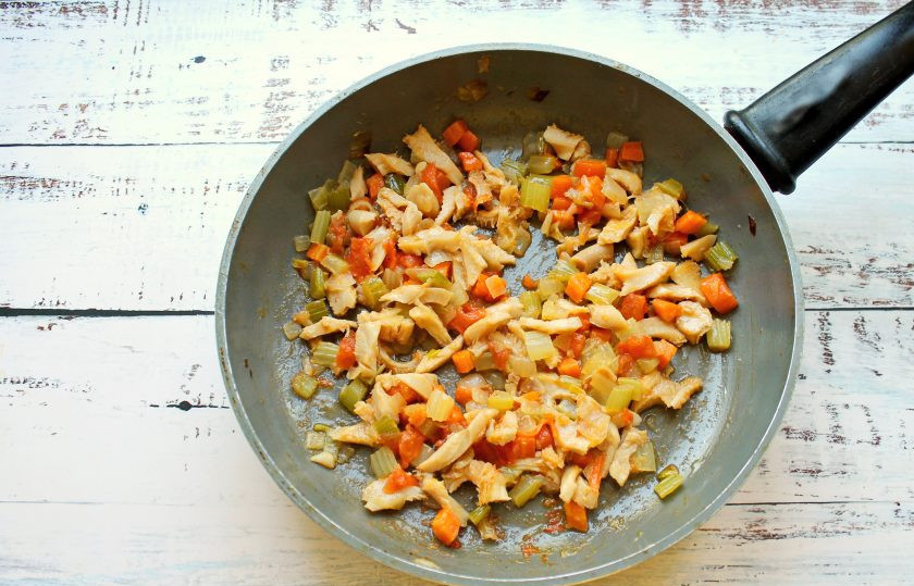 1. Этап. Лампредотто: Сковороду закройте крышкой и тушите все на медленном огне в течение 1-1.5 часов до желаемой мягкости.