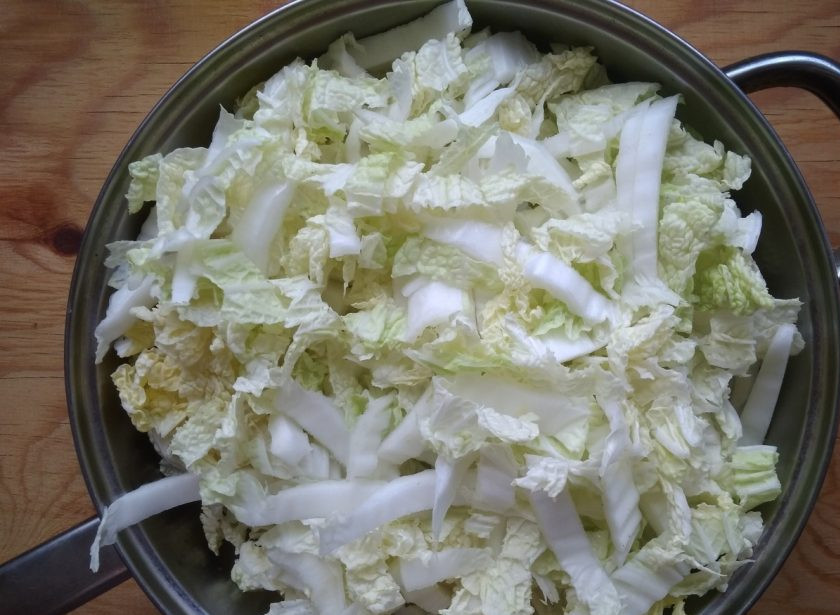 1. Этап. Тушеная пекинская капуста с морковью: 7. Далее добавьте капусту. Обжарьте овощи 10 минут на сильном огне, иногда помешивая.