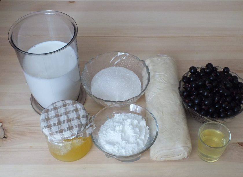 1. Этап. Пирожные с кремом и ягодами: Подготовьте необходимые ингредиенты. Тесто разморозьте заранее.