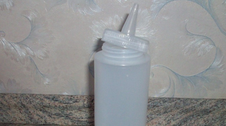 1. Этап. Ажурные блинчики: Переливаем тесто в бутылочку с тонким горлышком.