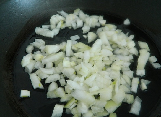 1. Этап. Лаханоризо из капусты и риса: 3. На сковороде разогреваем растительное масло, добавляем к нему репчатый лук. Пассеруем несколько минут.