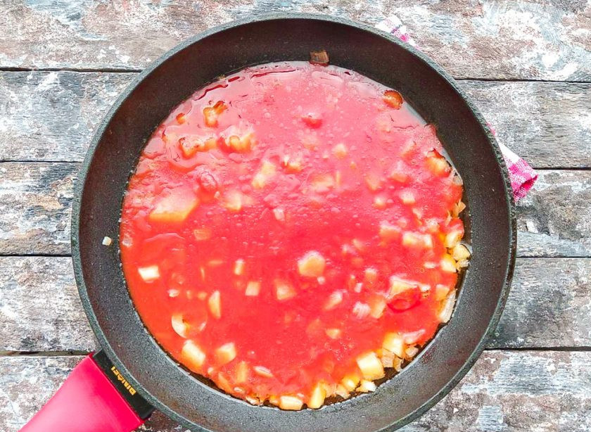 1. Этап. Рыба по-сицилийски: Добавьте томатную пасту, налейте немного воды, все хорошо перемешайте и тушите 5-10 минут.